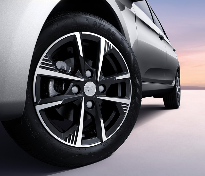 09_two-tone-15inch-alloy-wheels