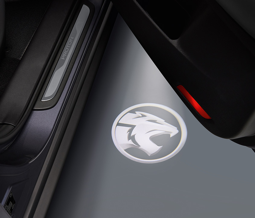 04-front-welcome-lamps